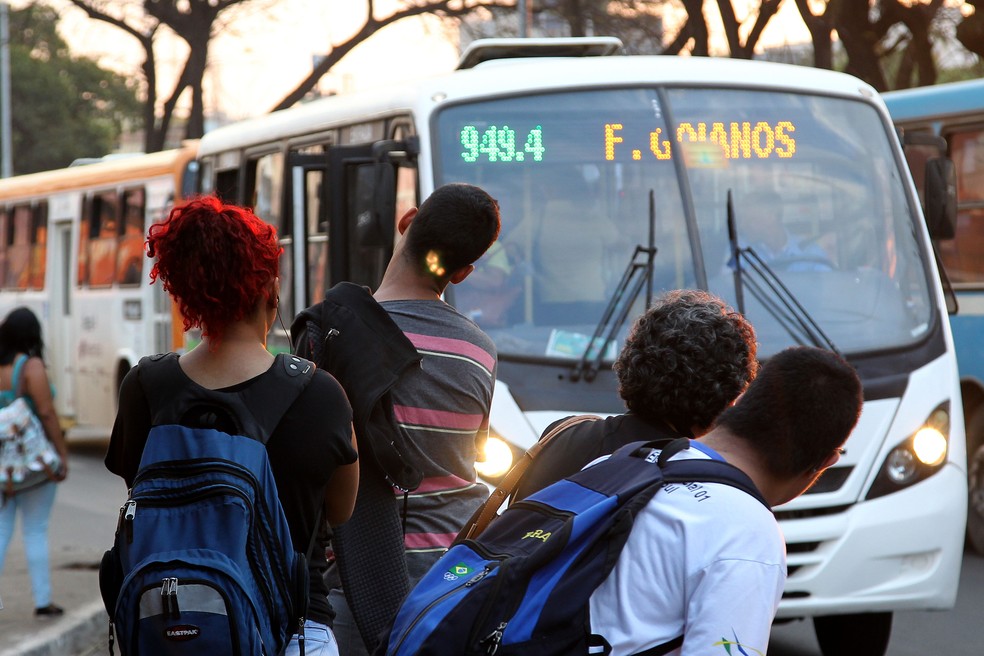 Estudantes esperam por ônibus no DF — Foto: Toninho Tavares/Agência Brasília