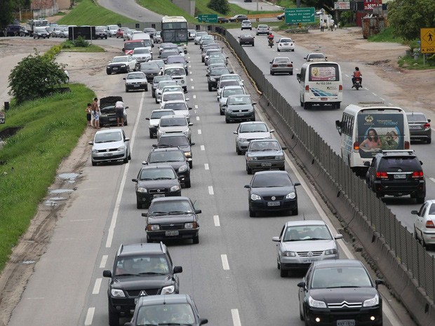 Motoristas encontraram trânsito congestionado na Rodovia Niterói-Manilha, altura de Itaboraí (Foto: Márcio Alves / Ag. O Globo )
