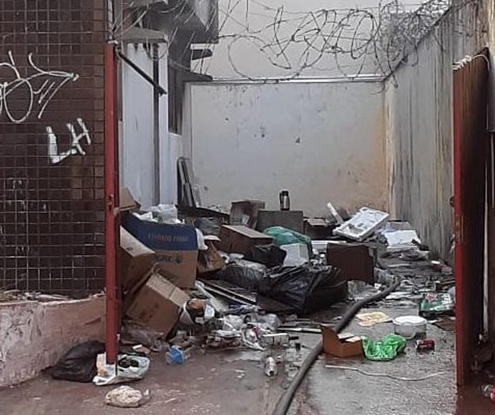 No local abandonado em Bauru havia lixo e recicláveis  — Foto: Marco Previdello/ TV TEM 