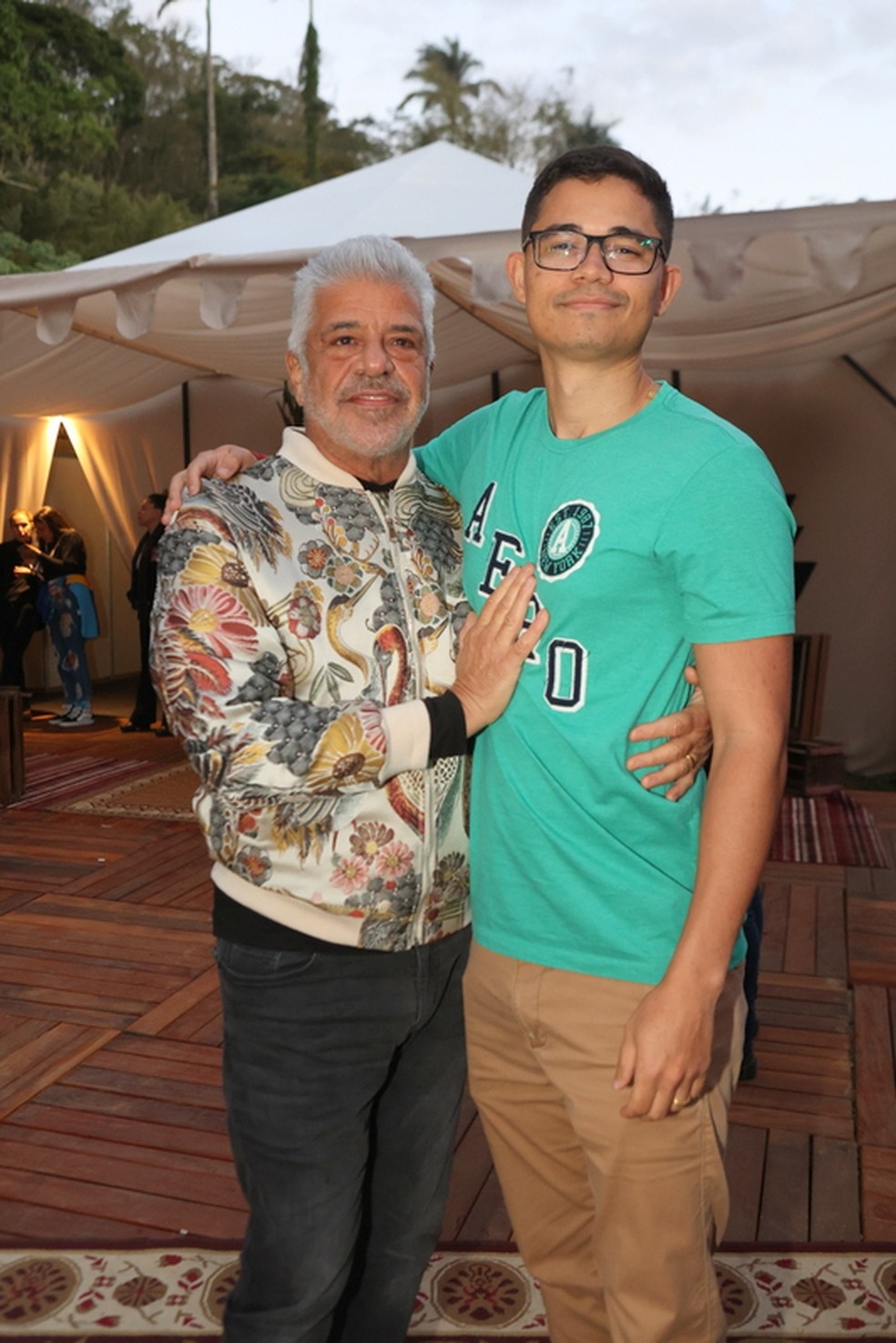 Lulu Santos é flagrado aos beijos com famoso cantor e marido surge em foto no mesmo local (Foto: Reprodução)