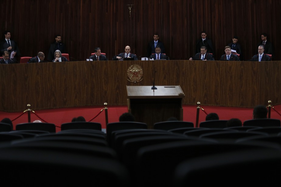Ministros do TSE durante sessão de julgamento de chapa de Bolsonaro