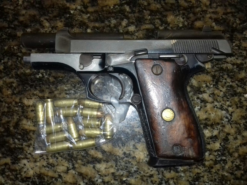 Os policiais militares encontraram uma arma, carregador e munições. (Foto: Divulgação/SSP-BA)