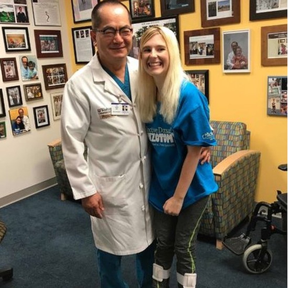 Apesar de a cirurgia ter sido bem sucedida, Owen afirma que os resultados poderiam ser ainda melhores se ela tivesse feito o tratamento quando era adolescente â Foto: Jade Owen/BBC