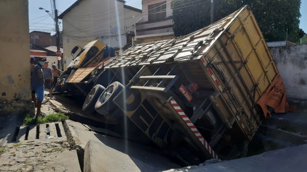 Caminhão cai em buraco após asfalto ceder no Bairro Itaoca. — Foto: Arnaldo Araújo/Sistema Verdes Mares