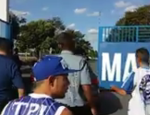 Willians reprova protesto de torcidas na Toca II: Não vai adiantar nada