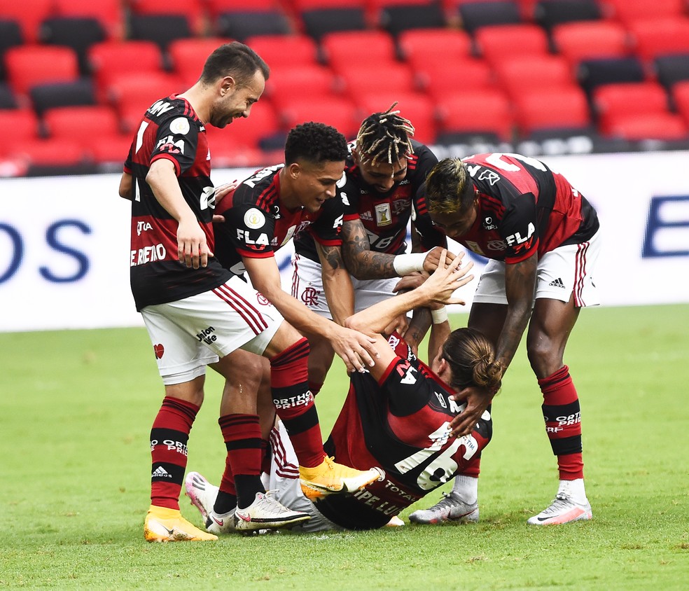 Flamengo x Santos: jogadores comemoram com Filipe Luís — Foto: André Durão