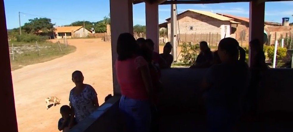 Atendimento médico é feito em bar no povoado de Veredas, em Vitória da Conquista — Foto: Reprodução/ TV Sudoeste