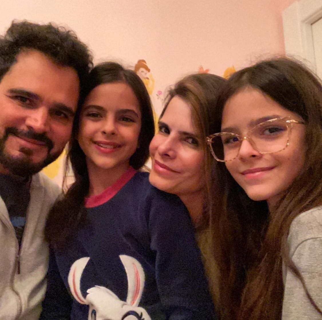 Luciano Camargo com as filhas, Helena e Isabella, e a mulher, Flavia  — Foto: Instagram