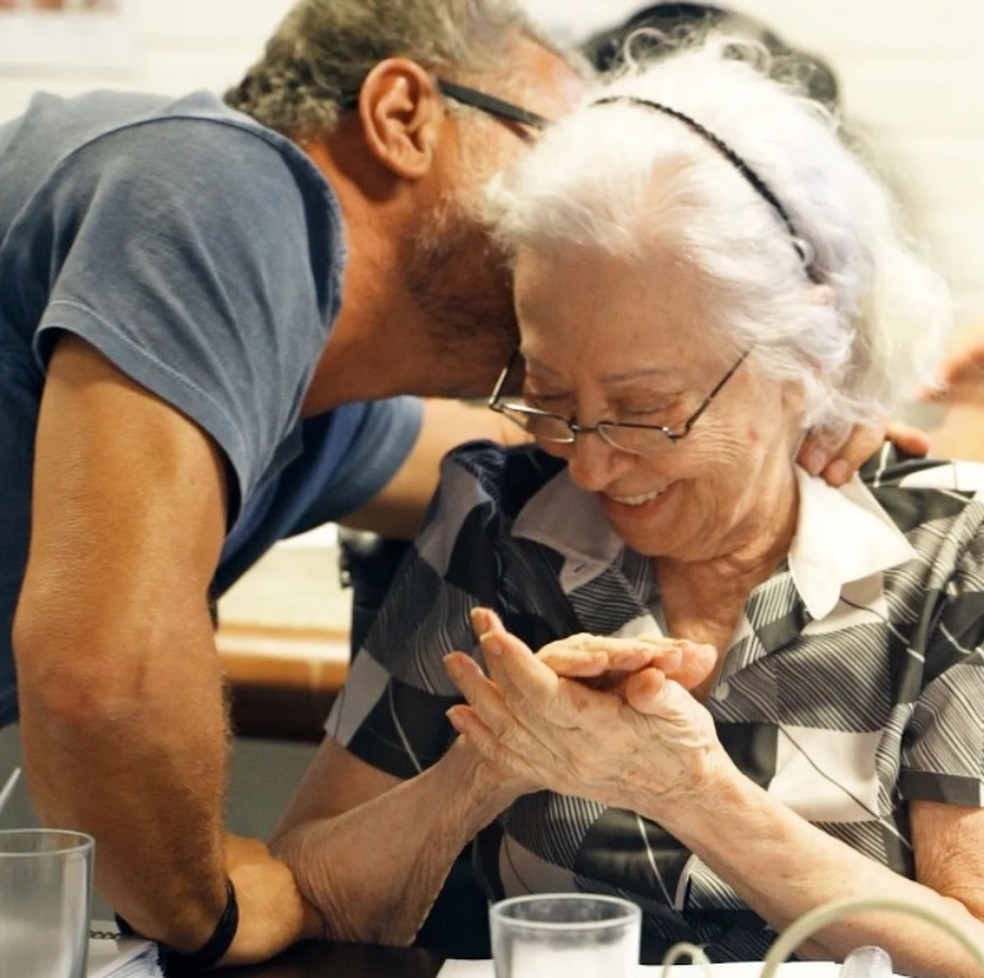 Breno Silveira com Fernanda Montenegro na produção do filme 'Dona Vitória', que tem gravações em Pernambuco — Foto: Divulgação/ Caio Mitidieri/ Conspiração Filmes