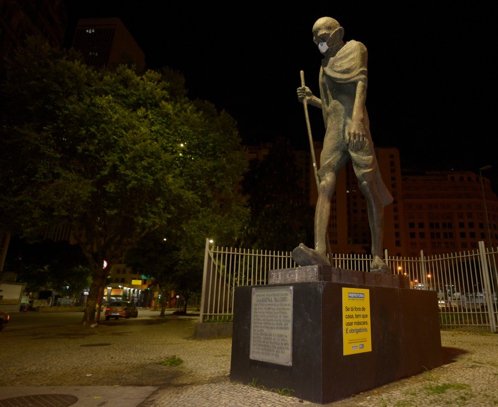 Estátua de Mahatma Gandhi, no Centro do Rio, de máscara. Uso do acessório passa a ser obrigatório a partir desta quinta (23)  — Foto: Divulgação/ Prefeitura do Rio