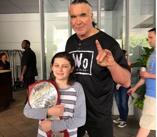 O astro de luta livre da organização WWE Scott Hall com um fã (Foto: Instagram)