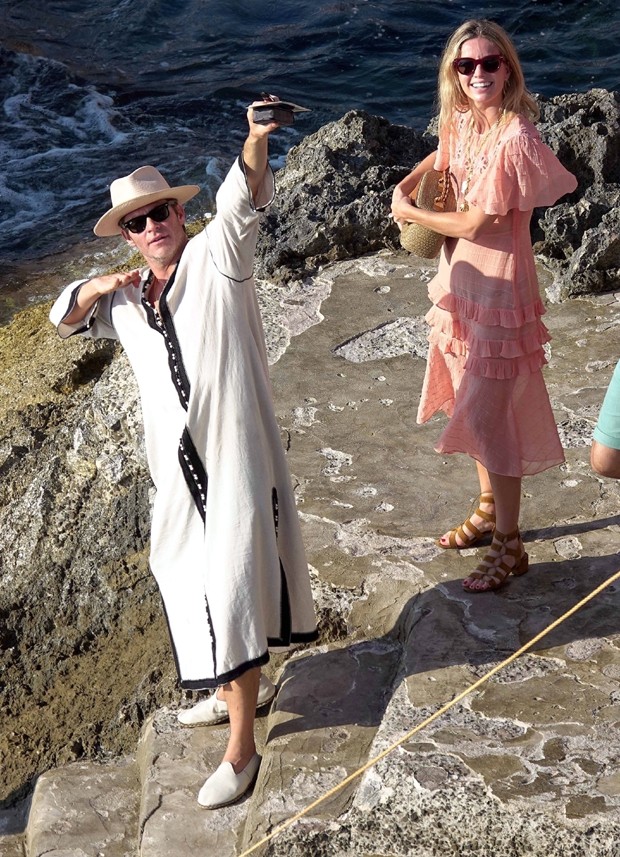Chris Pine curtiu Capri com a nova namorada, Annabelle Williams (Foto: Backgrid)