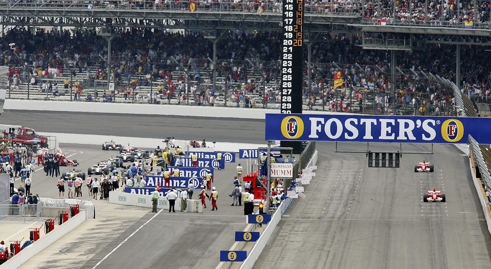 O infame GP dos Estados Unidos de 2005, com os carros de Michelin recolhendo antes da largada — Foto: Vladimir Rys/Bongarts/Getty Images