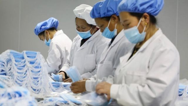 Trabalhadoras chinesas produzindo máscaras (Foto: STF/AFP/GETTY IMAGES via BBC)