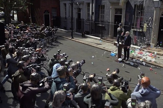 Boris Johnson é soterrado por plásticos em filme do Greenpeace (Foto: Reprodução)