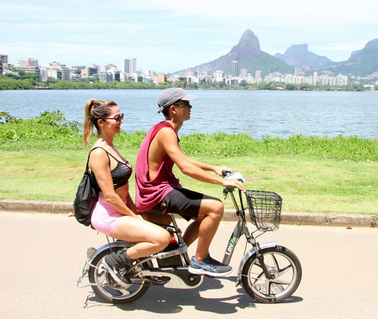 Xande Valois pedala com a mãe, Christiane, na garupa de bike (Foto: Daniel Delmiro/AgNews)