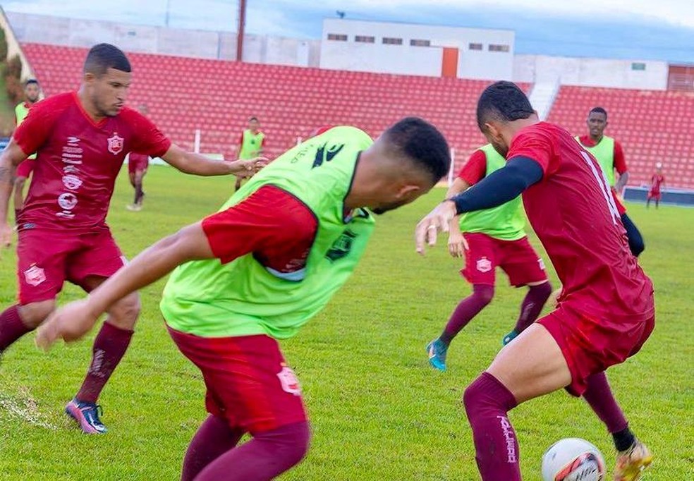Elenco do Uni&Atilde;&pound;o em sess&Atilde;&pound;o de treino no Luthero Lopes &acirc; Foto: Divulga&Atilde;&sect;&Atilde;&pound;o/Uni&Atilde;&pound;o E.C.