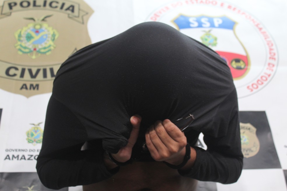 Suspeito foi apresentando na DEPCA — Foto: Eliana Nascimento/G1 AM 