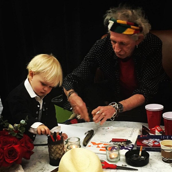 A foto polêmica com Keith Richards e o neto de Mick Jagger (Foto: Instagram)