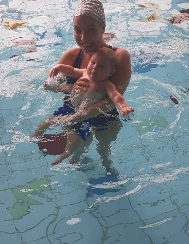 Luiza Possi vai à aula de natação com o filho, Lucca (Foto: Reprodução )