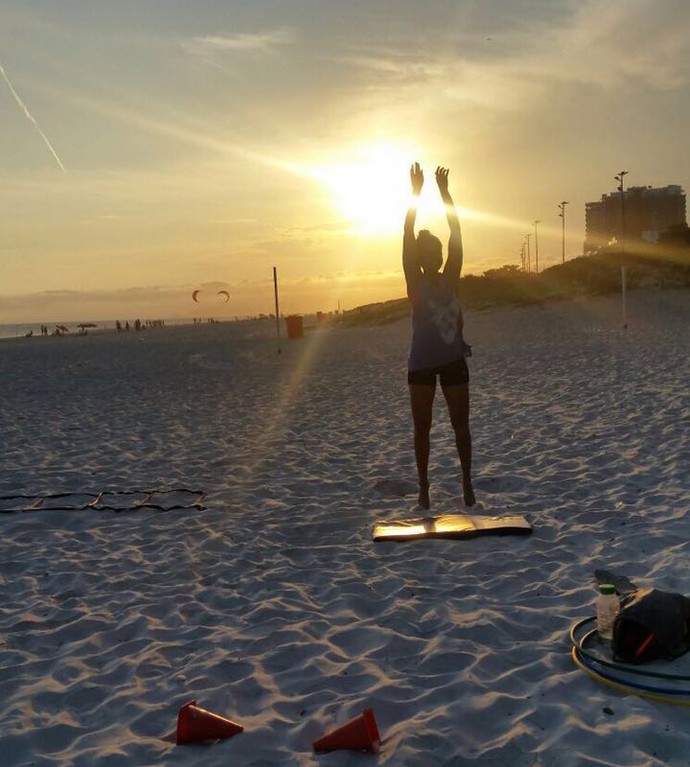 Lucy Alves pratica exercícios funcionais na praia do Rio (Foto: Arquivo Pessoal)