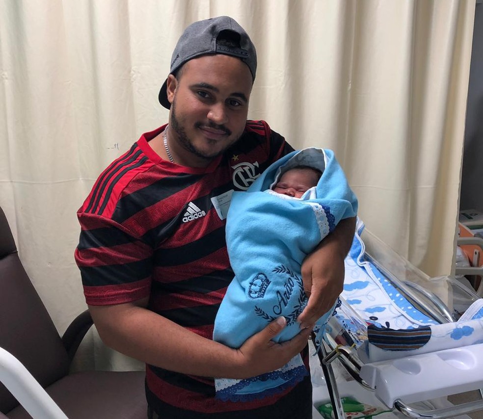 Marlon com o filho Ar&atilde;o: promessa &eacute; d&uacute;vida &mdash; Foto: GloboEsporte.com