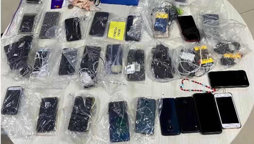 Celulares apreendidos na manhã desta quarta-feira (15), no Terminal de Campo Grande, Cariacica, ES — Foto: Reprodução/TV Gazeta