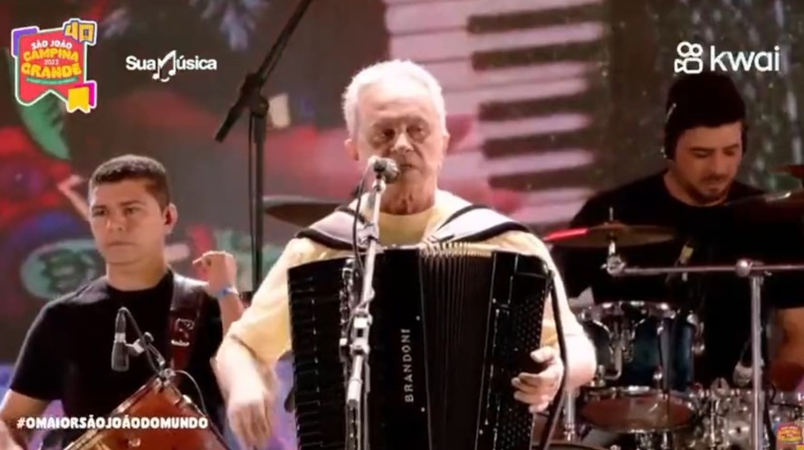 O músico Flávio José desabafa na festa de São João do Planeta, na última sexta-feira