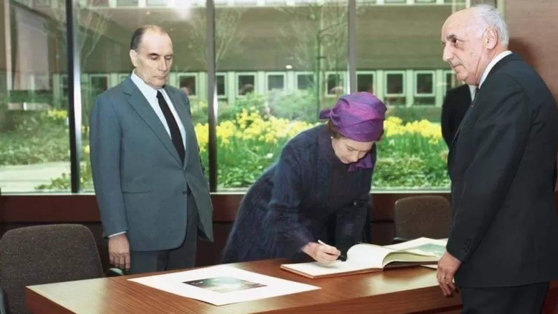 O presidente francês François Mitterrand e a rainha Elizabeth 2ª abriram formalmente o JET em 1984 (Foto: JET/UKAEA)