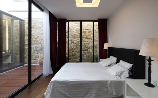       A área de vidro dá acesso ao quarto máster, que tem muita luz natural.