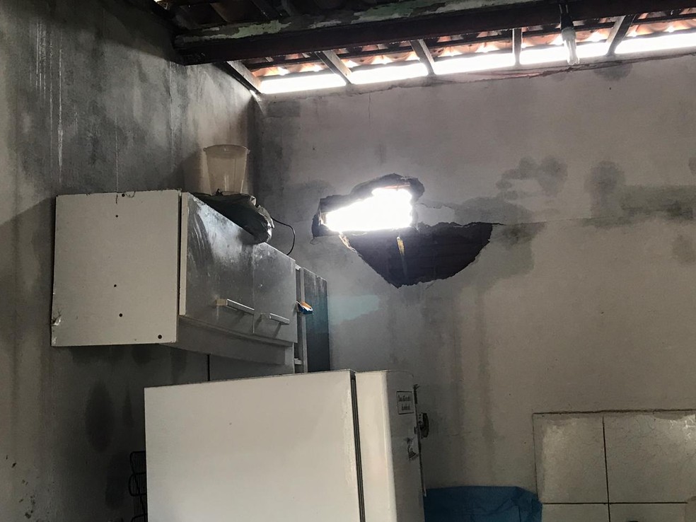 Parte de parede caiu na cozinha de casa na Vila de Ponta Negra, em Natal, apÃ³s ser atingida por raio â€” Foto: Kleber Teixeira/Inter TV Cabugi