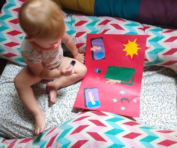 Criança interagindo com material feito pelos pais, a partir do método (Foto: Divulgação)