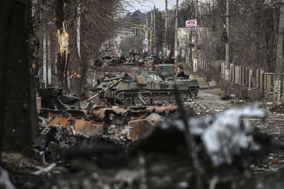 Veículos blindados russos destruídos são vistos na cidade de Bucha, a oeste de Kiev, nesta sexta (4) — Foto: Aris Messinis/AFP