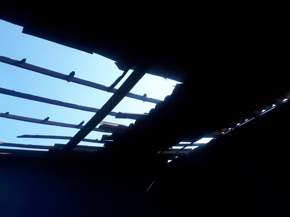 O telhado da residÃªncia foi atingido pelas chamas  â€” Foto: DivulgaÃ§Ã£o/PolÃ­cia Civil 