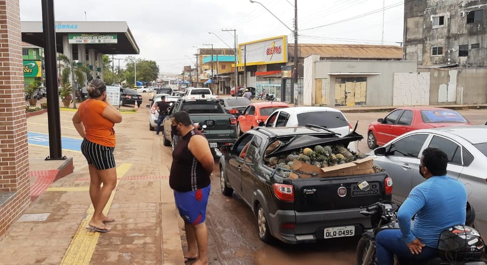 Terceiro dia de apagão no AP tem filas em postos de gasolina e procura por água potável — Foto: John Pacheco/G1