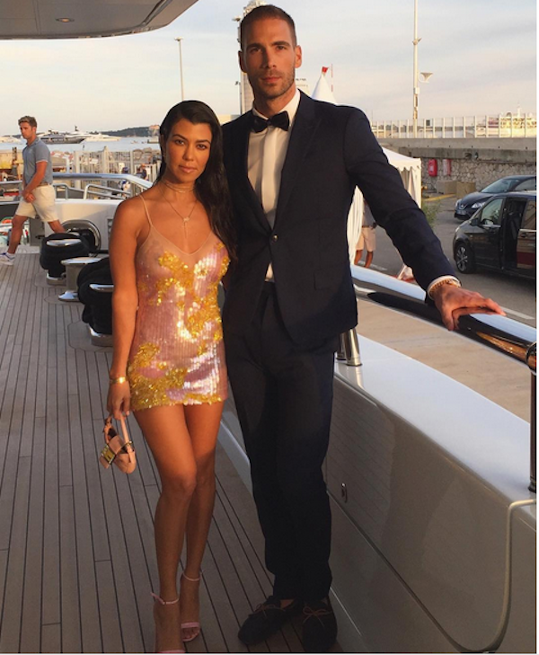 A celebridade Kourtney kardashian com um amigo durante festa em Cannes (Foto: Instagram)