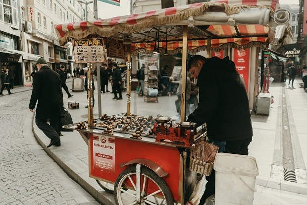 Vendedor ambulante (Foto: Yasin Emir Akbaş / Pexels)