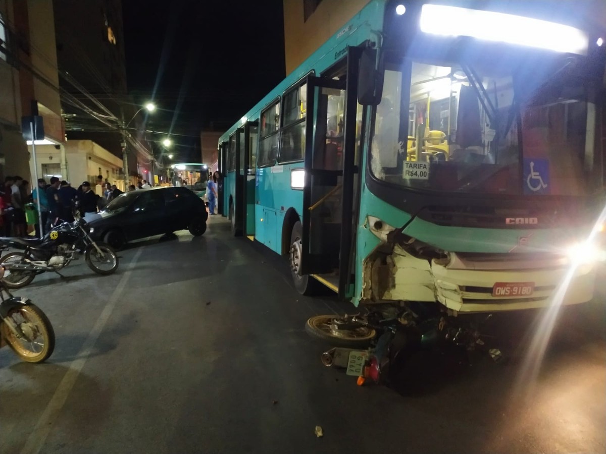 Motociclista morre após bater em ônibus do transporte coletivo no Centro de Montes Claros