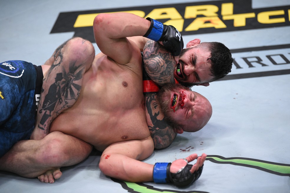 Gavin Tucker finalizou Justin Jaynes no UFC: Lewis x Oleynik — Foto: Getty Images