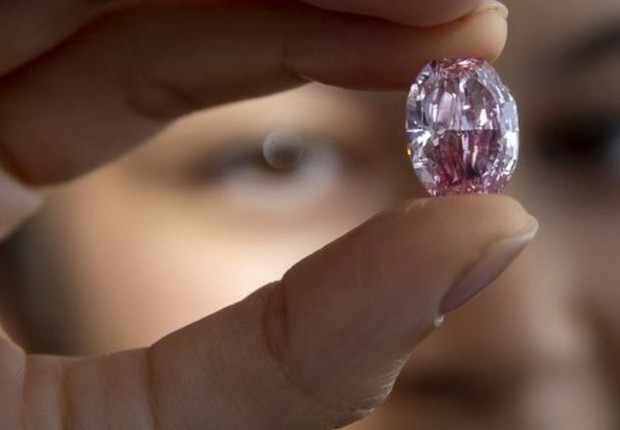 BBC: O diamante Espírito da Rosa de 14 quilates foi batizado com o nome de um balé (Foto: EPA VIA BBC )
