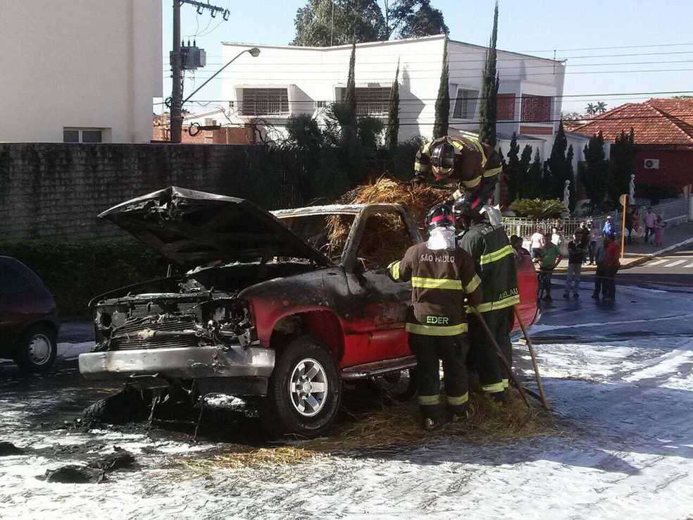 Frente do veículo foi tomada por chamas (Foto: Wagner Bueno/Portal Bueno/Cedida)