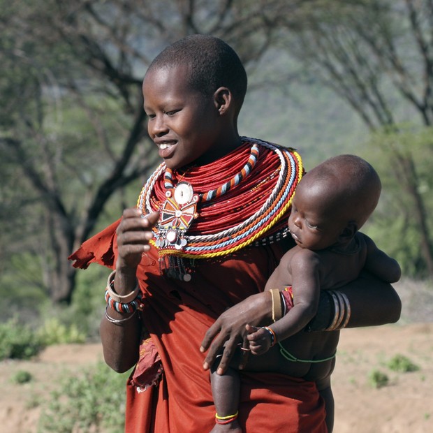 Portrait of young Turkana woman with baby in traditional red clothing in northwest Kenya, East Africa. (Photo by: Arterra/Universal Images Group via Getty Images) (Foto: Universal Images Group via Getty)