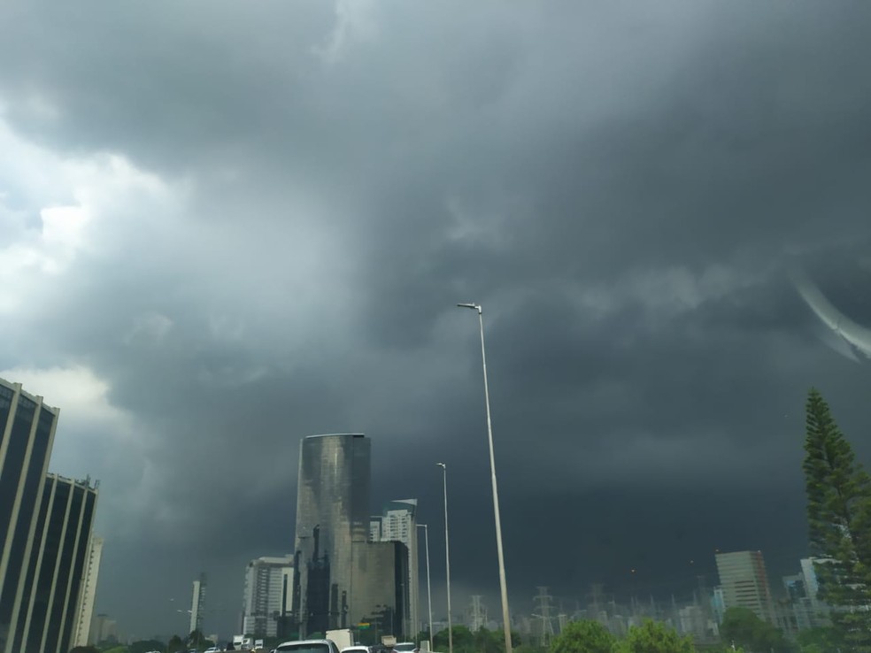 Chove forte na Zona Sul da capital na tarde desta sexta (10) — Foto: g1