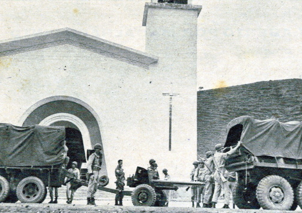 Em frente à Igreja de Areal, canhões e soldados marcaram presença no dia 1º de abril de 1964 — Foto: Secretaria de Educação e Cultura de Areal / Divulgação