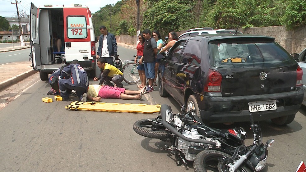 Em outra região da MA-201, um acidente entre um carro e uma moto deixou um motociclista ferido. (Foto: Reprodução/TV Mirante)