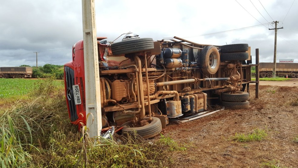 Carreta que transportava carga de carne tombou apÃ³s colisÃ£o na BR-163 em MT (Foto: Lucas Torres/Portal Sorriso)