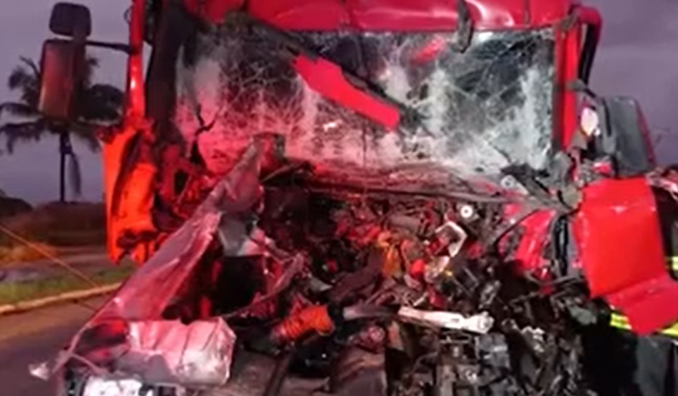 Caminhão ficou destruído após o acidente. — Foto: Polícia Rodoviária Federal