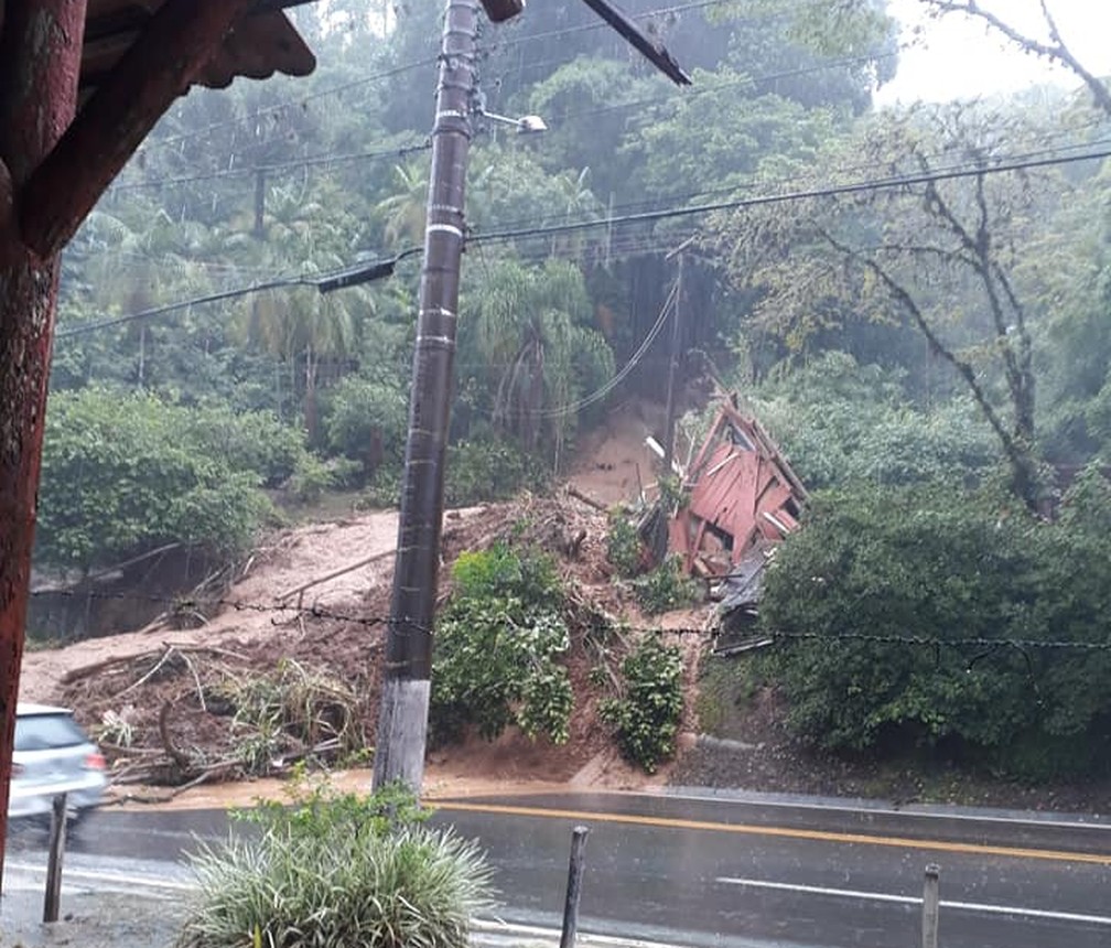 Casa de madeira foi arrastada às margens da SC-477 — Foto: Prefeitura de Benedito Novo/Divulgação