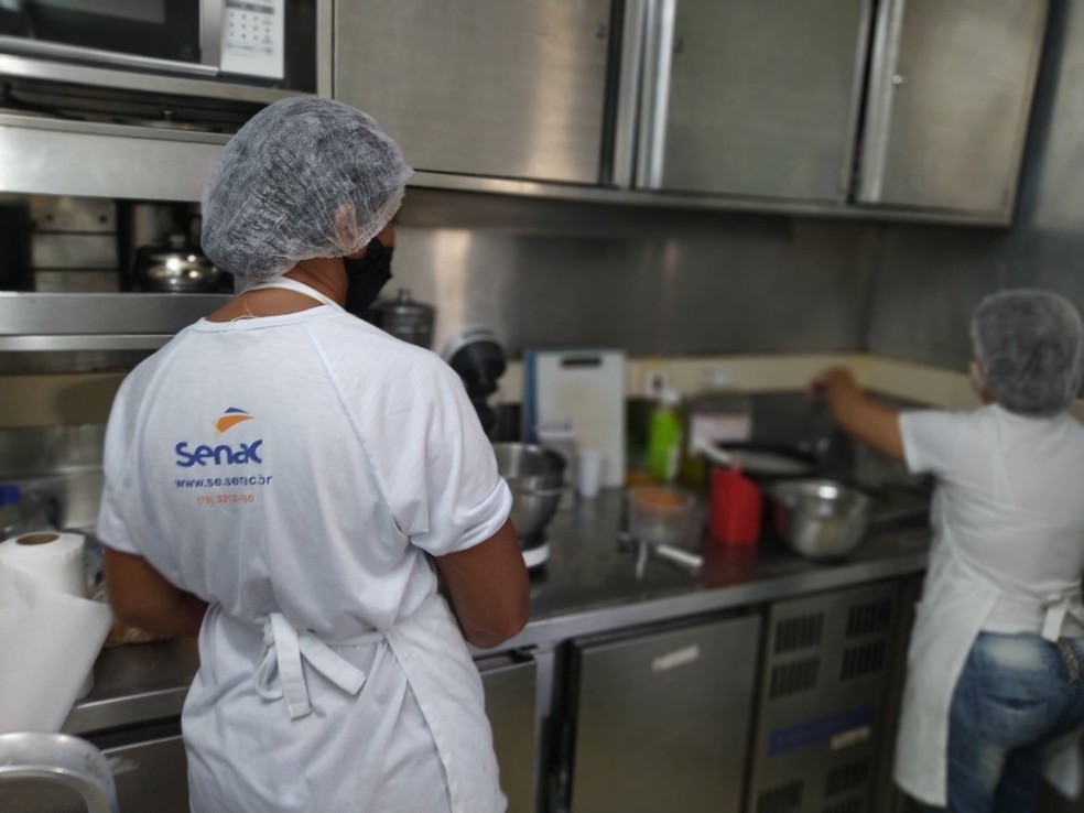 Alunos do Senac em aula de confeitaria - imagem de arquivo — Foto: NCM Fecomércio