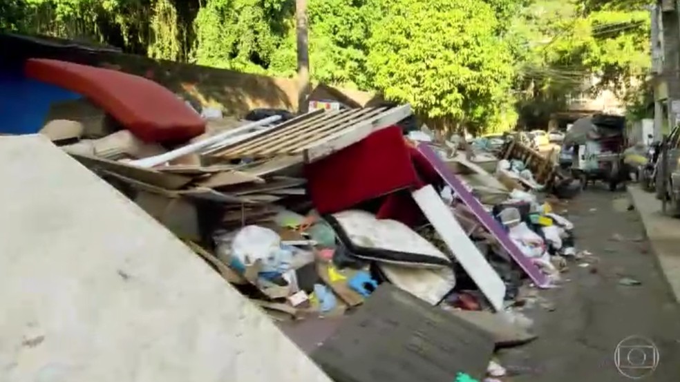 Dezenas de pessoas perderam tudo e tiveram que esvaziar suas residÃªncias para realizar a limpeza â€” Foto: ReproduÃ§Ã£o